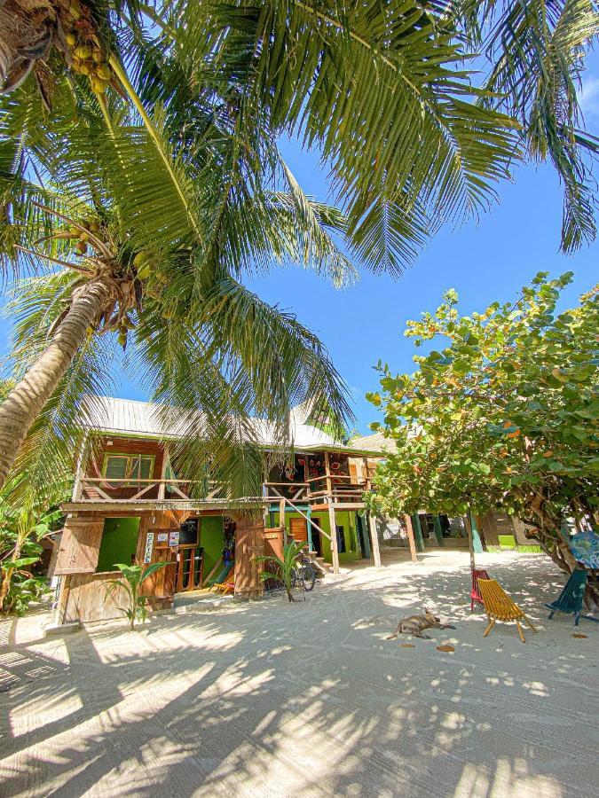 Bella's Backpackers Hostel Caye Caulker Buitenkant foto