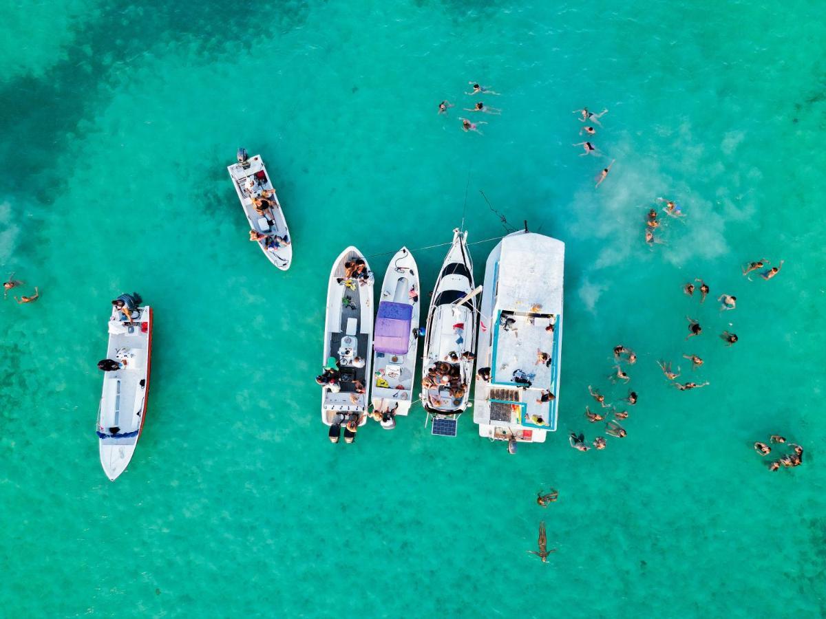 Bella's Backpackers Hostel Caye Caulker Buitenkant foto