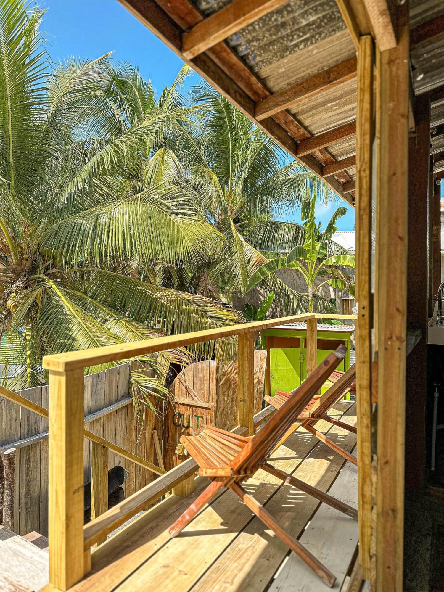 Bella's Backpackers Hostel Caye Caulker Buitenkant foto