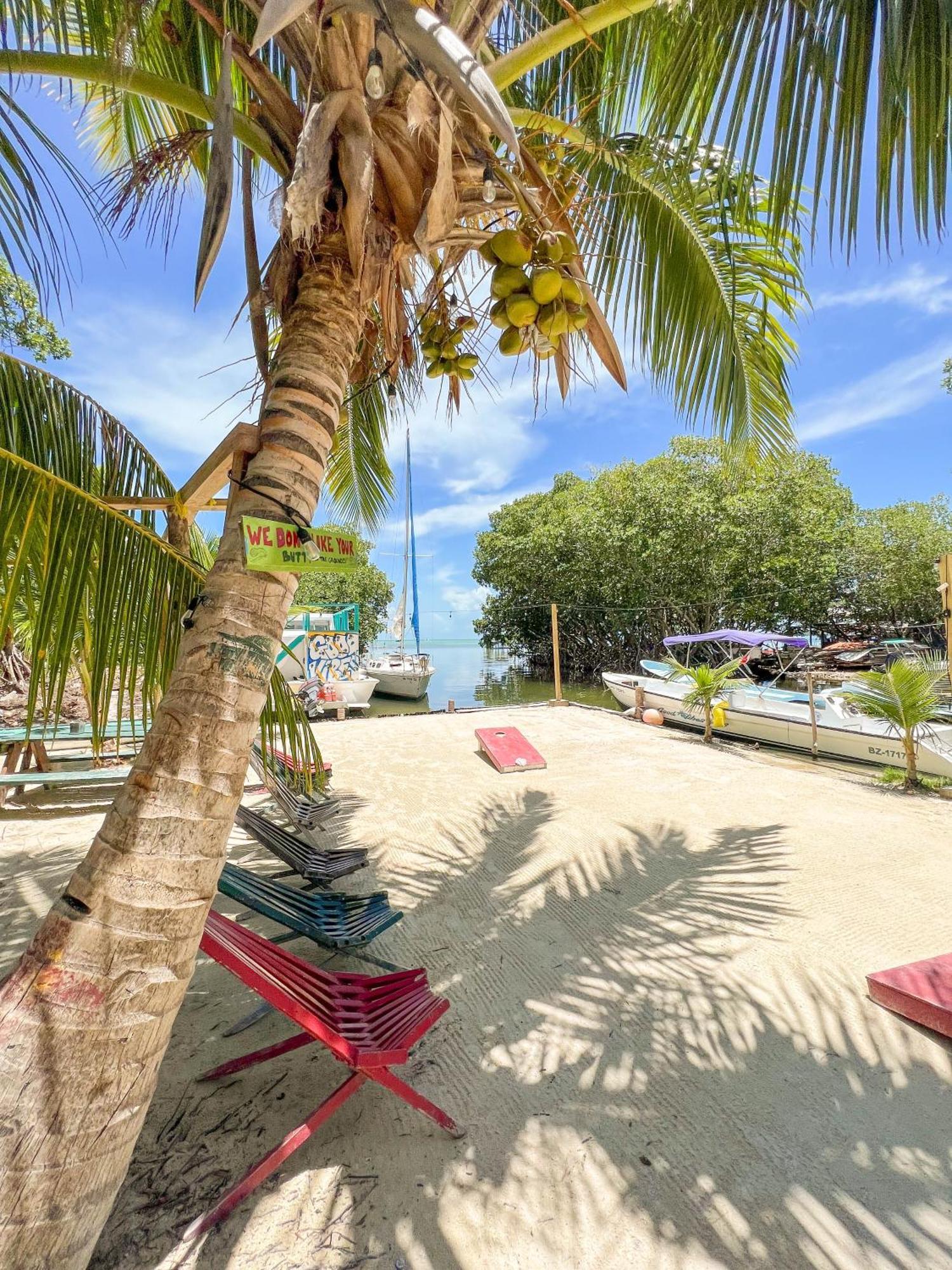 Bella's Backpackers Hostel Caye Caulker Buitenkant foto