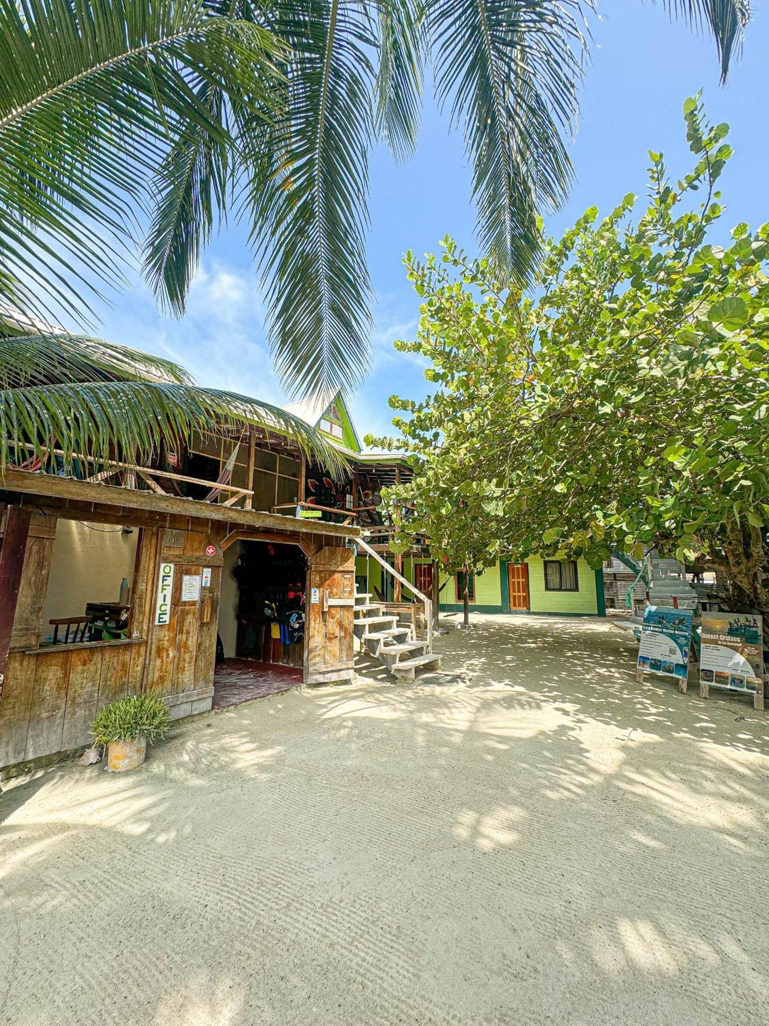 Bella's Backpackers Hostel Caye Caulker Buitenkant foto