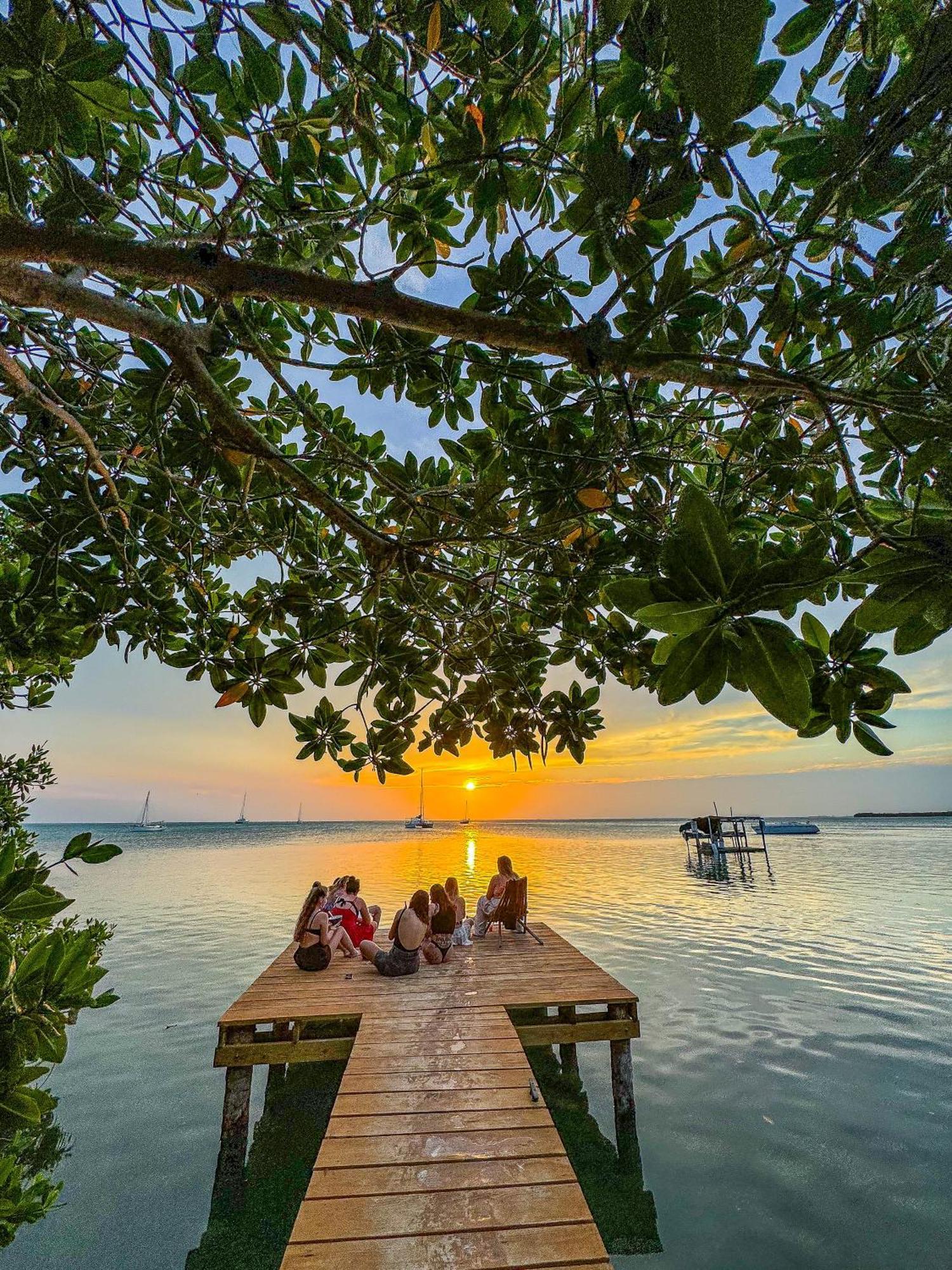 Bella's Backpackers Hostel Caye Caulker Buitenkant foto