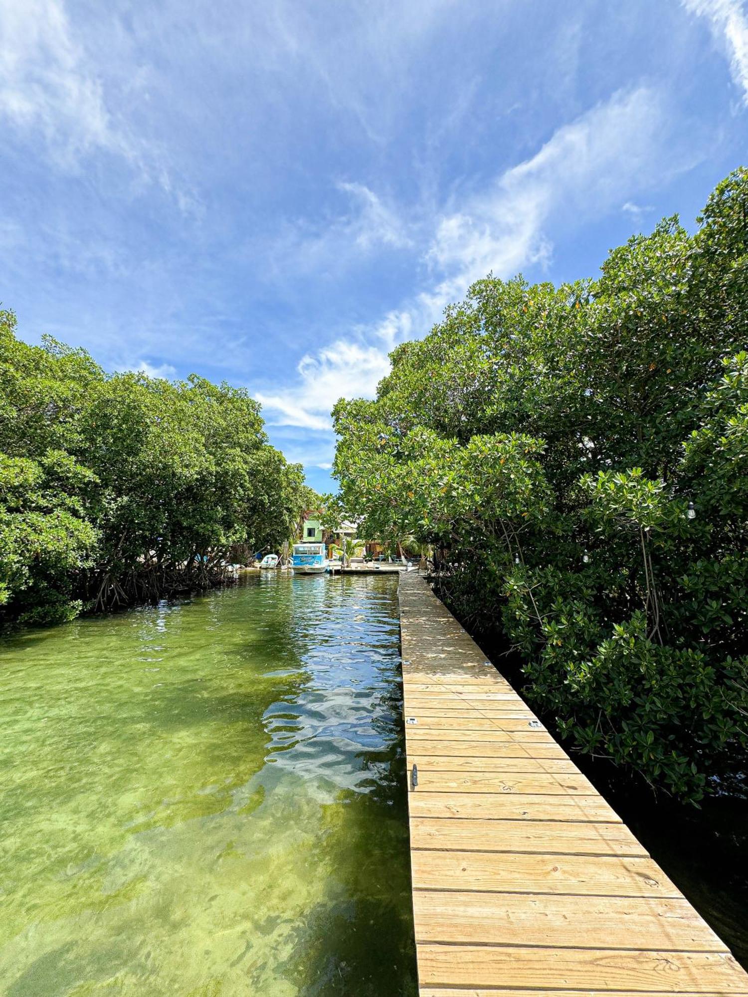 Bella's Backpackers Hostel Caye Caulker Buitenkant foto